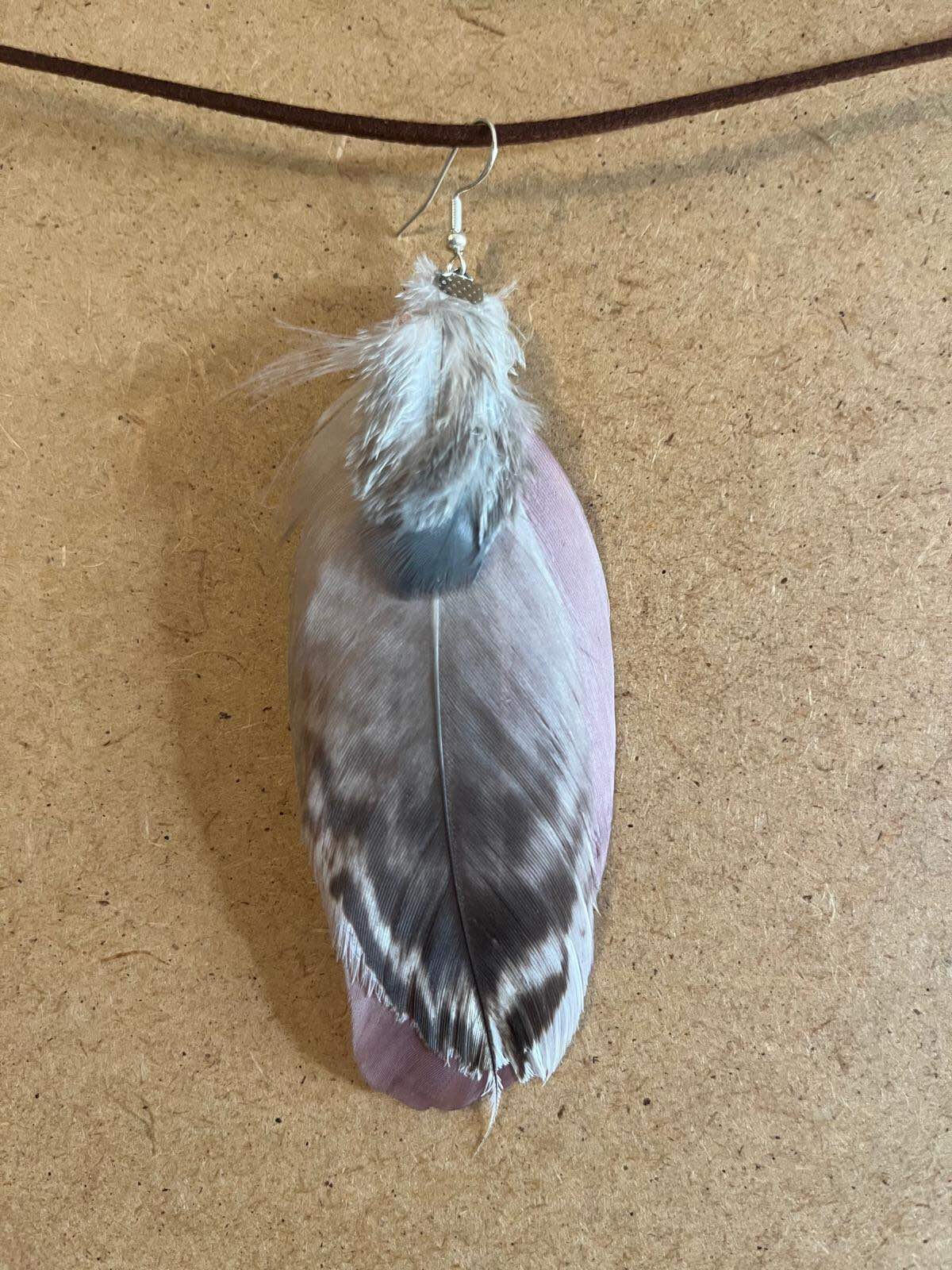 Pendiente artesanal Velo Suave con pluma en tonos lila empolvado y gris de textura etérea