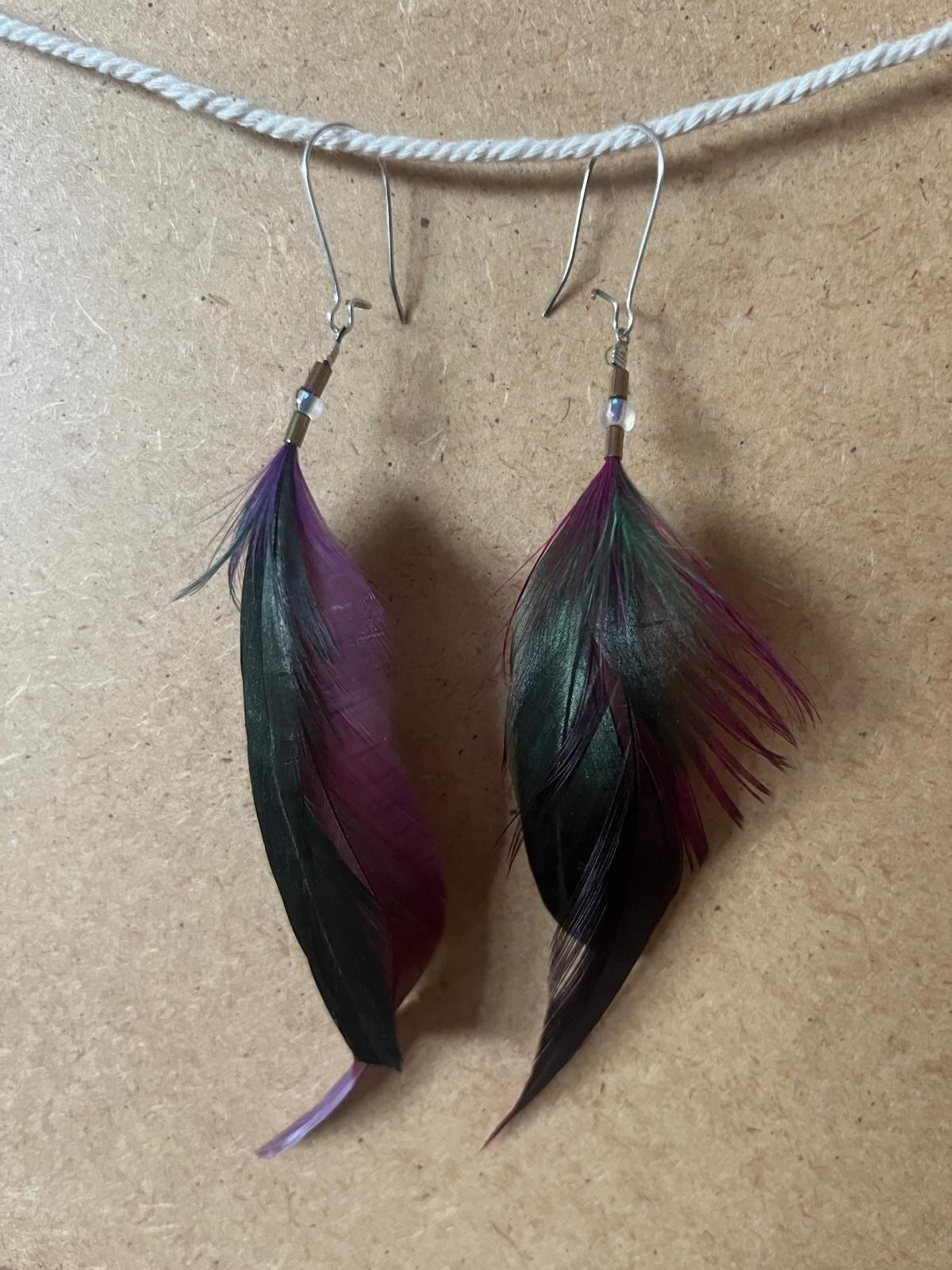 Pendientes artesanales Sombra Iridiscente con plumas en tonos verde oscuro y púrpura de acabado iridiscente