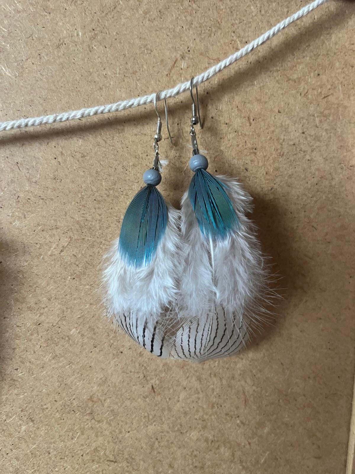 Pendientes artesanales Cielo Agua con plumas blancas y azules de textura ligera y armoniosa