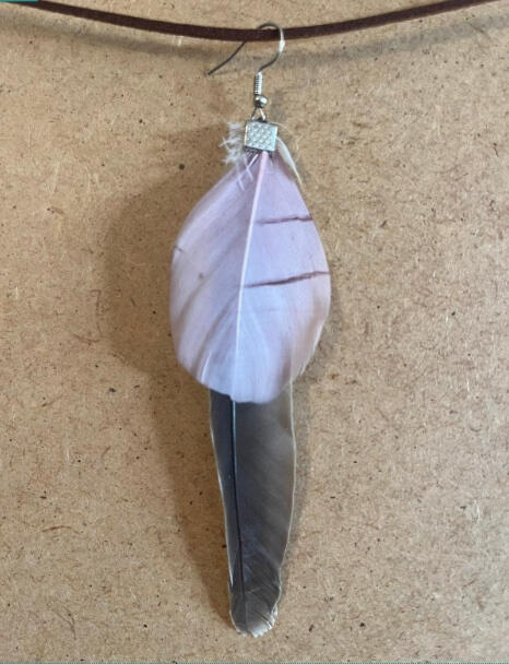 Pendiente artesanal Alma Clara con pluma clara rosada y pluma inferior en tono gris suave
