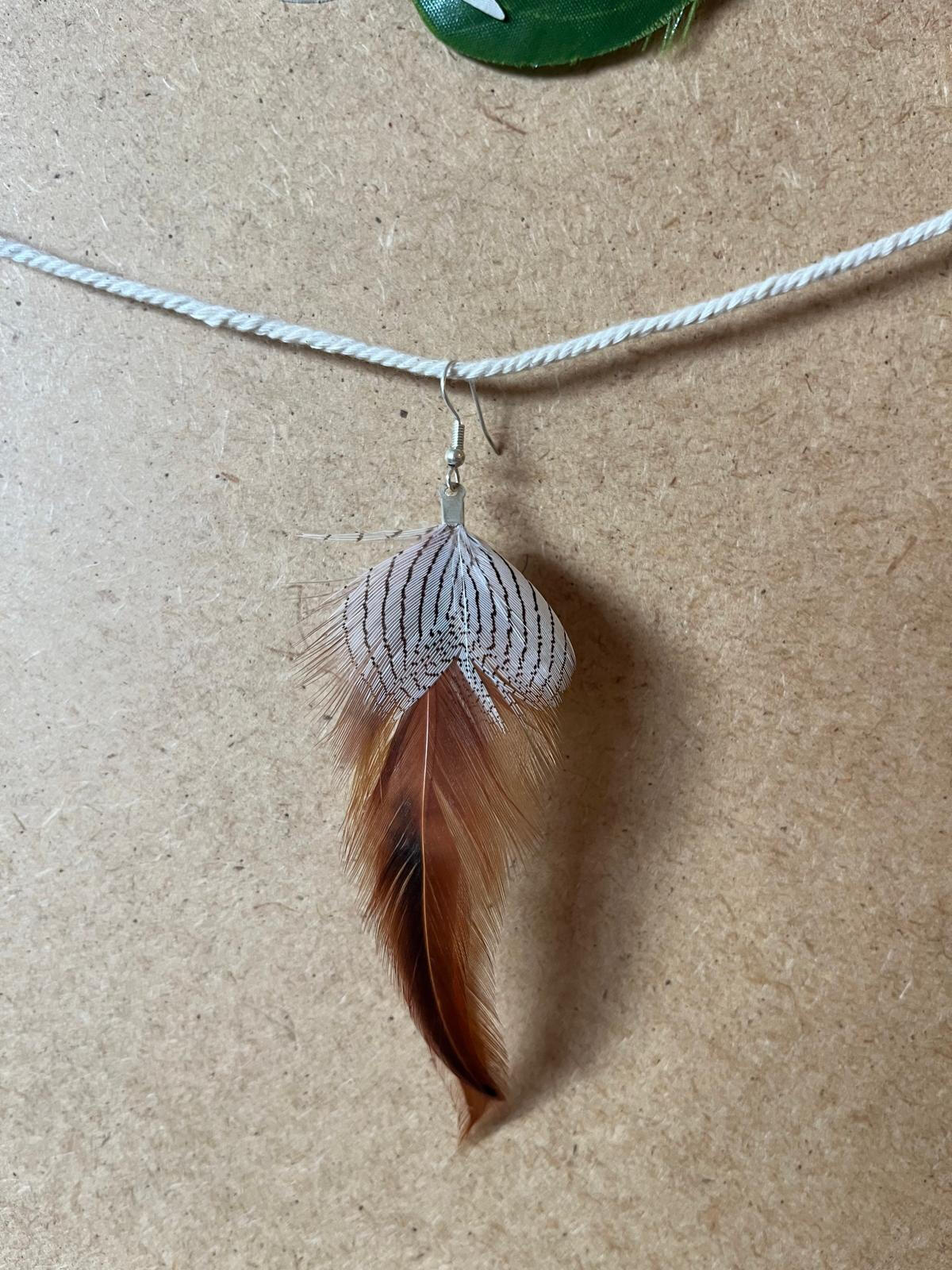 Pendiente artesanal Tierra Suave con plumas en tonos marrón y beige de caída ligera y textura natural