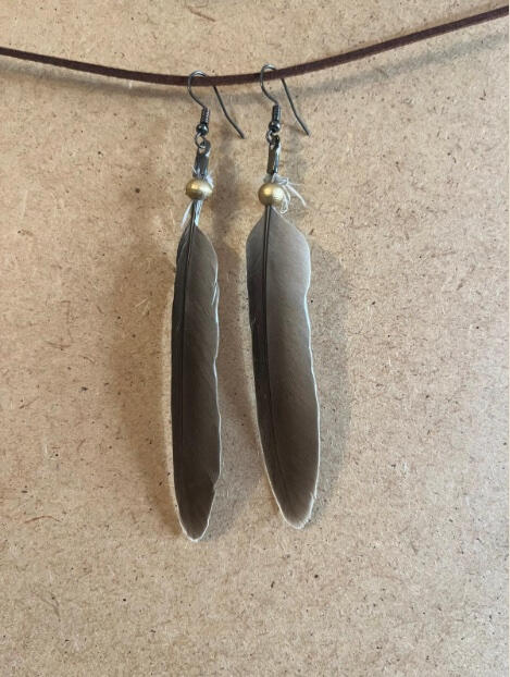 Pendientes artesanales Doble Calma con plumas grises alargadas y acabado natural en par equilibrado